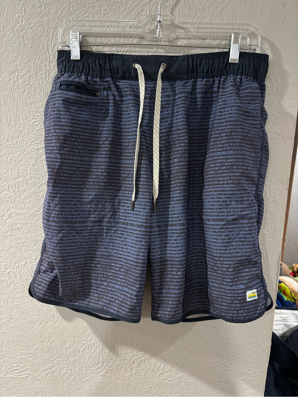 Vuori Men’s Banks Striped Hybrid Board Athletic Shorts in Navy Blue size M